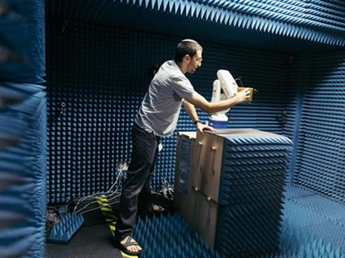 GM Israel Employee working with robot