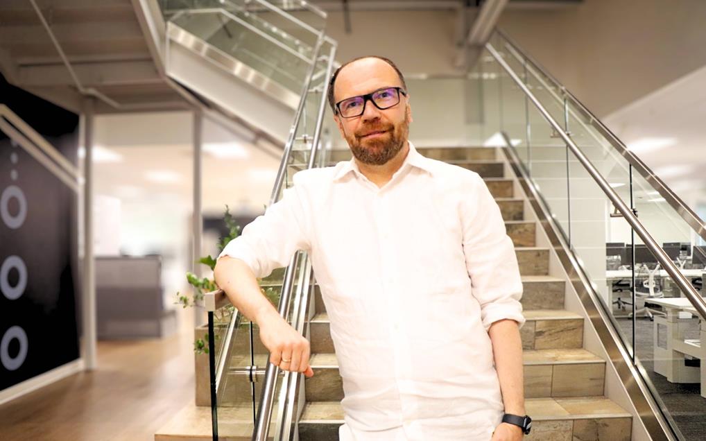 Thumbnail GM Vitaliy Liptchinsky Sunnyvale Office Staircase Hero Image AI ADAS