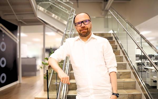 Thumbnail GM Vitaliy Liptchinsky Sunnyvale Office Staircase Hero Image AI ADAS